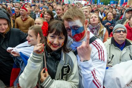 Санкт-Петербург. Болельщики в фан-зоне FIFA на Конюшенной площади в ходе трансляции матча 1/8 финала чемпионата мира по футболу - 2018 между командами России и Испании.