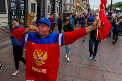 Санкт-Петербург. Болельщики во время празднования победы сборной России в матче 1/8 финала чемпионата мира по футболу - 2018 между командами России и Испании.