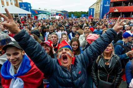 Санкт-Петербург. Болельщики в фан-зоне FIFA на Конюшенной площади в ходе трансляции матча 1/8 финала чемпионата мира по футболу - 2018 между командами России и Испании.