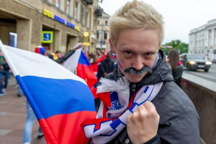 Санкт-Петербург. Болельщики во время празднования победы сборной России в матче 1/8 финала чемпионата мира по футболу - 2018 между командами России и Испании.