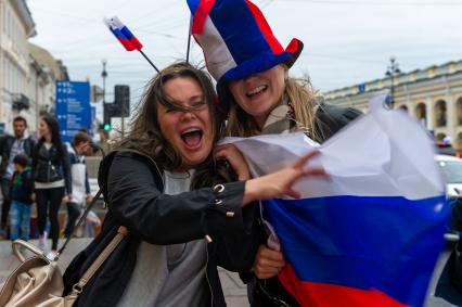 Санкт-Петербург. Болельщики во время празднования победы сборной России в матче 1/8 финала чемпионата мира по футболу - 2018 между командами России и Испании.