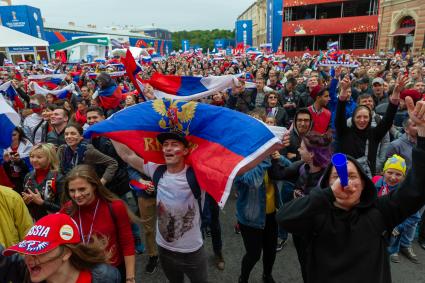 Санкт-Петербург. Болельщики в фан-зоне FIFA на Конюшенной площади в ходе трансляции матча 1/8 финала чемпионата мира по футболу - 2018 между командами России и Испании.