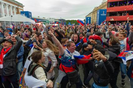 Санкт-Петербург. Болельщики в фан-зоне FIFA на Конюшенной площади в ходе трансляции матча 1/8 финала чемпионата мира по футболу - 2018 между командами России и Испании.