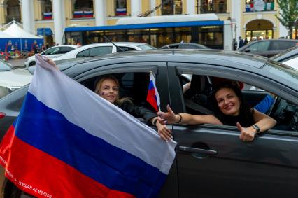 Санкт-Петербург. Болельщики во время празднования победы сборной России в матче 1/8 финала чемпионата мира по футболу - 2018 между командами России и Испании.