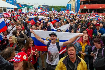 Санкт-Петербург. Болельщики в фан-зоне FIFA на Конюшенной площади в ходе трансляции матча 1/8 финала чемпионата мира по футболу - 2018 между командами России и Испании.