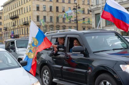 Санкт-Петербург. Болельщики во время празднования победы сборной России в матче 1/8 финала чемпионата мира по футболу - 2018 между командами России и Испании.