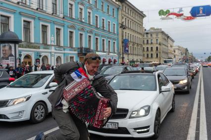 Санкт-Петербург. Болельщики во время празднования победы сборной России в матче 1/8 финала чемпионата мира по футболу - 2018 между командами России и Испании.