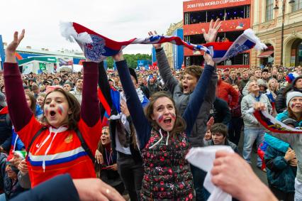 Санкт-Петербург. Болельщики в фан-зоне FIFA на Конюшенной площади в ходе трансляции матча 1/8 финала чемпионата мира по футболу - 2018 между командами России и Испании.