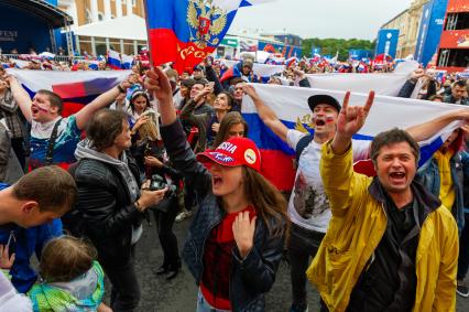 Санкт-Петербург. Болельщики в фан-зоне FIFA на Конюшенной площади в ходе трансляции матча 1/8 финала чемпионата мира по футболу - 2018 между командами России и Испании.