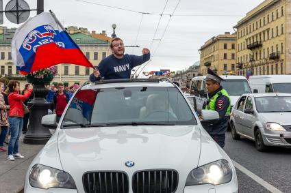 Санкт-Петербург. Болельщики во время празднования победы сборной России в матче 1/8 финала чемпионата мира по футболу - 2018 между командами России и Испании.