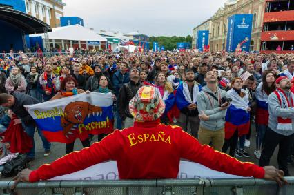 Санкт-Петербург. Болельщики в фан-зоне FIFA на Конюшенной площади в ходе трансляции матча 1/8 финала чемпионата мира по футболу - 2018 между командами России и Испании.