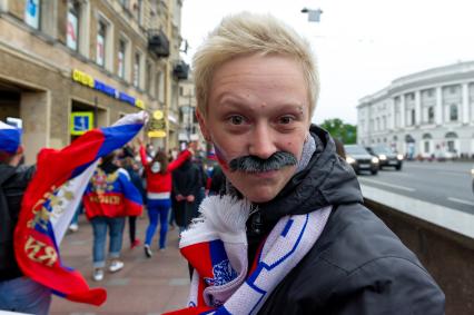 Санкт-Петербург. Болельщики во время празднования победы сборной России в матче 1/8 финала чемпионата мира по футболу - 2018 между командами России и Испании.