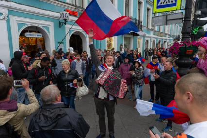 Санкт-Петербург. Болельщики во время празднования победы сборной России в матче 1/8 финала чемпионата мира по футболу - 2018 между командами России и Испании.