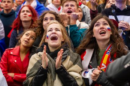 Санкт-Петербург. Болельщики в фан-зоне FIFA на Конюшенной площади в ходе трансляции матча 1/8 финала чемпионата мира по футболу - 2018 между командами России и Испании.