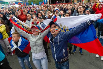 Санкт-Петербург. Болельщики в фан-зоне FIFA на Конюшенной площади в ходе трансляции матча 1/8 финала чемпионата мира по футболу - 2018 между командами России и Испании.