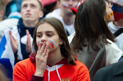 Санкт-Петербург. Болельщики в фан-зоне FIFA на Конюшенной площади в ходе трансляции матча 1/8 финала чемпионата мира по футболу - 2018 между командами России и Испании.