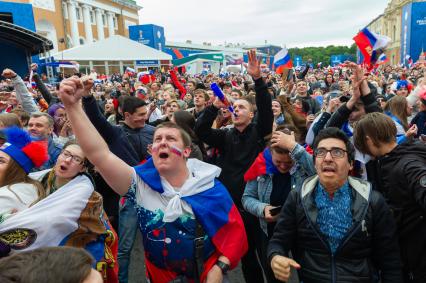 Санкт-Петербург. Болельщики в фан-зоне FIFA на Конюшенной площади в ходе трансляции матча 1/8 финала чемпионата мира по футболу - 2018 между командами России и Испании.