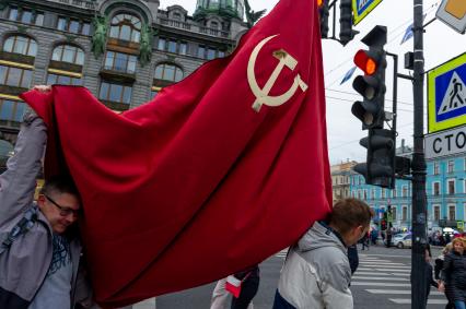 Санкт-Петербург. Болельщики во время празднования победы сборной России в матче 1/8 финала чемпионата мира по футболу - 2018 между командами России и Испании.