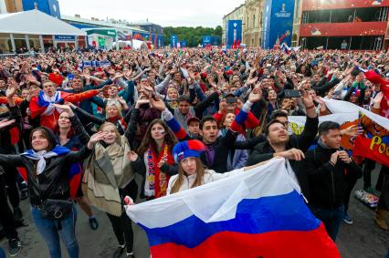 Санкт-Петербург. Болельщики в фан-зоне FIFA на Конюшенной площади в ходе трансляции матча 1/8 финала чемпионата мира по футболу - 2018 между командами России и Испании.