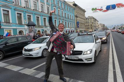 Санкт-Петербург. Болельщики во время празднования победы сборной России в матче 1/8 финала чемпионата мира по футболу - 2018 между командами России и Испании.