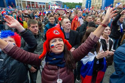 Санкт-Петербург. Болельщики в фан-зоне FIFA на Конюшенной площади в ходе трансляции матча 1/8 финала чемпионата мира по футболу - 2018 между командами России и Испании.