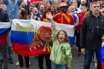 Санкт-Петербург. Болельщики в фан-зоне FIFA на Конюшенной площади в ходе трансляции матча 1/8 финала чемпионата мира по футболу - 2018 между командами России и Испании.