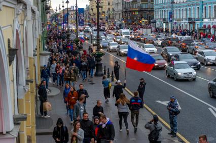 Санкт-Петербург. Болельщики во время празднования победы сборной России в матче 1/8 финала чемпионата мира по футболу - 2018 между командами России и Испании.