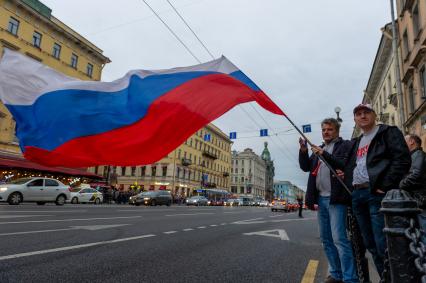 Санкт-Петербург. Болельщики во время празднования победы сборной России в матче 1/8 финала чемпионата мира по футболу - 2018 между командами России и Испании.