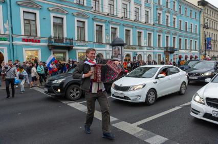 Санкт-Петербург. Болельщики во время празднования победы сборной России в матче 1/8 финала чемпионата мира по футболу - 2018 между командами России и Испании.