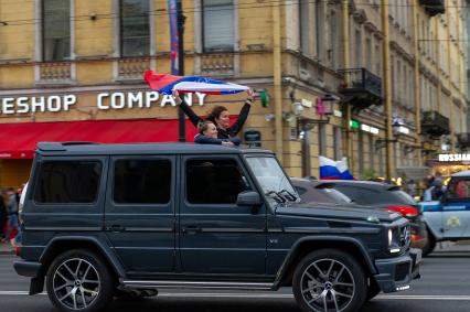 Санкт-Петербург. Болельщики во время празднования победы сборной России в матче 1/8 финала чемпионата мира по футболу - 2018 между командами России и Испании.