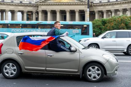 Санкт-Петербург. Болельщики во время празднования победы сборной России в матче 1/8 финала чемпионата мира по футболу - 2018 между командами России и Испании.