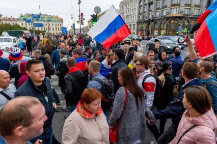 Санкт-Петербург. Болельщики во время празднования победы сборной России в матче 1/8 финала чемпионата мира по футболу - 2018 между командами России и Испании.