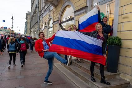 Санкт-Петербург. Болельщики во время празднования победы сборной России в матче 1/8 финала чемпионата мира по футболу - 2018 между командами России и Испании.