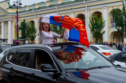 Санкт-Петербург. Болельщики во время празднования победы сборной России в матче 1/8 финала чемпионата мира по футболу - 2018 между командами России и Испании.