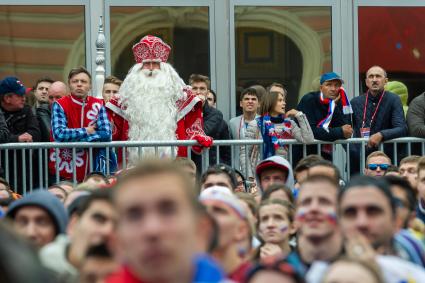 Санкт-Петербург. Болельщики в фан-зоне FIFA на Конюшенной площади в ходе трансляции матча 1/8 финала чемпионата мира по футболу - 2018 между командами России и Испании.