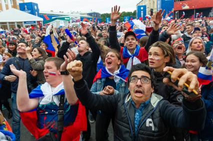 Санкт-Петербург. Болельщики в фан-зоне FIFA на Конюшенной площади в ходе трансляции матча 1/8 финала чемпионата мира по футболу - 2018 между командами России и Испании.