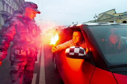 Санкт-Петербург. Болельщики во время празднования победы сборной России в матче 1/8 финала чемпионата мира по футболу - 2018 между командами России и Испании.