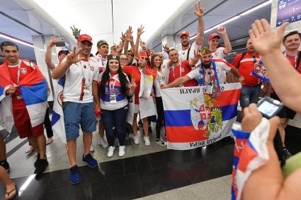 Москва.   Болельщики сборной Сербии на одной из станций метро перед матчем группового этапа чемпионата мира по футболу - 2018 между сборными командами Сербии и Бразилии.