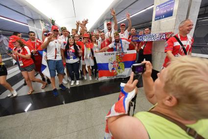 Москва.   Болельщики сборной Сербии на одной из станций метро перед матчем группового этапа чемпионата мира по футболу - 2018 между сборными командами Сербии и Бразилии.