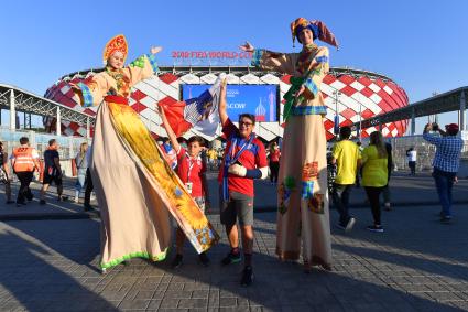 Москва.   Болельщики сборной Сербии у стадиона `Открытие Арена` перед матчем группового этапа чемпионата мира по футболу - 2018 между сборными командами Сербии и Бразилии.