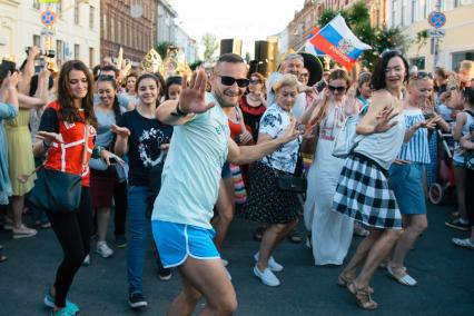 Самара. Бразильский карнавал перед началом матча 1/8 финала чемпионата мира по футболу - 2018 между сборными командами Бразилии и Мексики