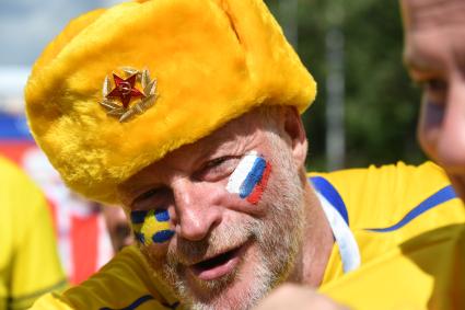 Москва. Болельщики радуются победе Российской сборной в игре 1/8 финала чемпионата мира по футболу 2018 между сборными России и Испании.