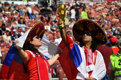 Москва. Болельщики перед игрой 1/8 финала чемпионата мира по футболу 2018 между сборными России и Испании.