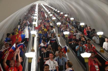 Москва. Российские болельщики в метро радуются победе сборной России после игры 1/8 финала чемпионата мира по футболу 2018 между сборными России и Испании.