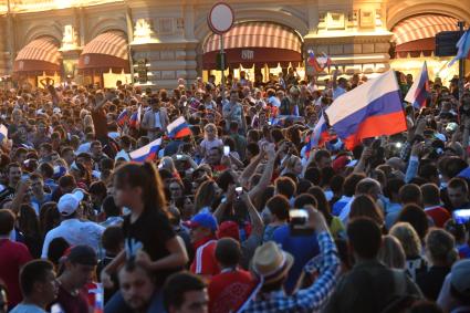 Москва. Болельщики радуются победе Российской сборной в 1/8 финала чемпионата мира по футболу 2018 между сборными России и Испании.