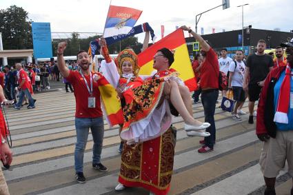 Москва. Российские болельщики радуются победе сборной России после игры 1/8 финала чемпионата мира по футболу 2018 между сборными России и Испании.