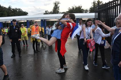 Москва.  Болельщик сборной России радуются победе  в матче 1/8 финала чемпионата мира по футболу 2018 между сборными России и Испании.