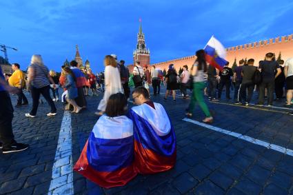 Москва. Болельщики на Красной площади радуются победе Российской сборной в 1/8 финала чемпионата мира по футболу 2018 между сборными России и Испании.