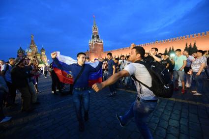 Москва. Болельщики на Красной площади радуются победе Российской сборной в 1/8 финала чемпионата мира по футболу 2018 между сборными России и Испании.