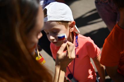 Калининград.  Болельщик  в фан-зоне перед началом матча чемпионата мира по футболу - 2018: Англия - Бельгия.